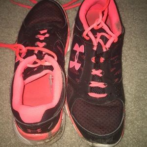 Black and pink under armor shoes